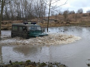 Doskonalenie jazdy po trudnym, podmokłym terenie 