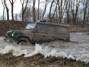 Doskonalenie jazdy po trudnym, podmokłym terenie 