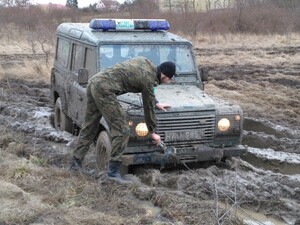 Doskonalenie jazdy po trudnym, podmokłym terenie 