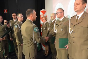 Wręczenie aktu mianowania na kolejny stopień w korpusie oficerskim 