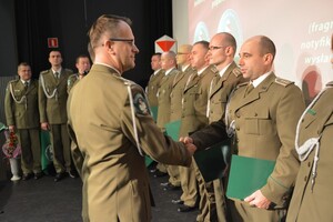 Wręczenie aktu mianowania na kolejny stopień w korpusie chorążych 