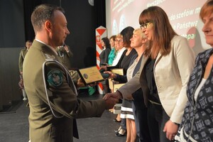 Wręczenie emblematu pamiątkowego Warmińsko-Mazurskiego Oddziału SG 