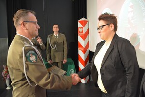 Wręczenie pamiątkowego ryngrafu Centrum Szkolenia SG 