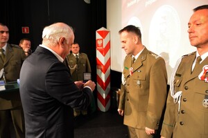 Komendant Centrum płk SG Andrzej Prokopski z rąk Burmistrza Krzysztofa Hećmana otrzymał medal pamiątkowy z okazji 660-lecia Miasta Kętrzyn 