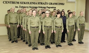 Wręczenie dyplomów przyszłym oficerom Wręczenie dyplomów przyszłym oficerom