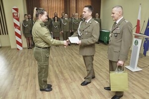 Wręczenie dyplomów przyszłym oficerom Wręczenie dyplomów przyszłym oficerom