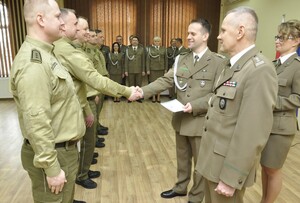 Wręczenie dyplomów przyszłym oficerom Wręczenie dyplomów przyszłym oficerom