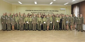 Wręczenie dyplomów przyszłym oficerom Wręczenie dyplomów przyszłym oficerom