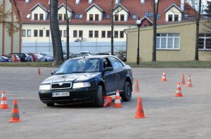 Doskonalenie kierowców w dynamicznej jeździe samochodami 