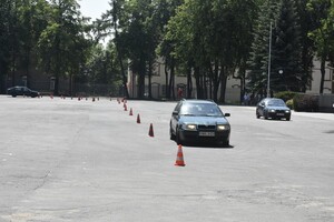 Funkcjonariusz Straży Granicznej za kierownicą pojazdu uprzywilejowanego 