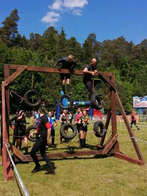 Funkcjonariusze Centrum Szkolenia Straży Granicznej najlepsi w biegach przeszkodowych 