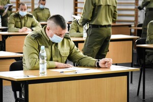 Uroczysta zbiórka z okazji wręczenia dyplomów absolwentom przeszkolenia specjalistycznego wymaganego do mianowania na pierwszy stopień oficerski SG 