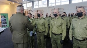 Uroczysta zbiórka z okazji wręczenia dyplomów absolwentom przeszkolenia specjalistycznego wymaganego do mianowania na pierwszy stopień oficerski SG 