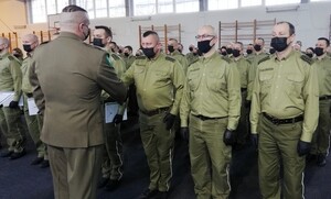 Uroczysta zbiórka z okazji wręczenia dyplomów absolwentom przeszkolenia specjalistycznego wymaganego do mianowania na pierwszy stopień oficerski SG 