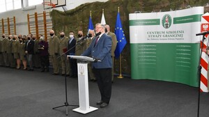Uroczysta zbiórka z okazji wręczenia dyplomów absolwentom przeszkolenia specjalistycznego wymaganego do mianowania na pierwszy stopień oficerski SG 