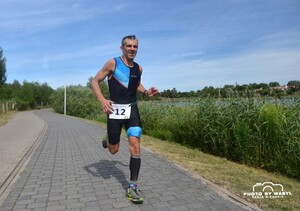 Funkcjonariusz Centrum Szkolenia SG w Kętrzynie najszybszym mundurowym Triathlon Szczytno 2022 