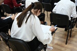 Kandydatka do służby rozwiązuje test z wiedzy ogólnej 