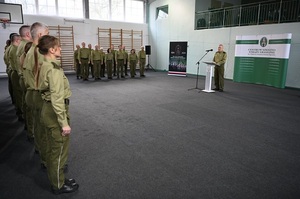 Zastępca Komendanta przemawia podczas uroczystości zakończenia kursu oficerskiego 