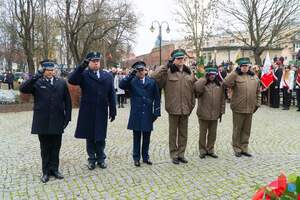 Przedstawiciele służb mundurowych podczas lokalnych uroczystości w Kętrzynie 