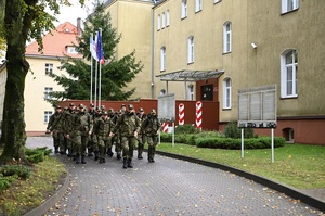 Poddodział kursu podstawowego maszerujący przy budynku głównym CSSG 