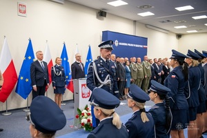 Symboliczne uderzenie szablą w ramię dokonał Komendant Główny Policji nadinsp. Marek Boroń 