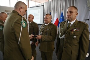 Funkcjonariusz CSSG odbiera medal KOP (3) 