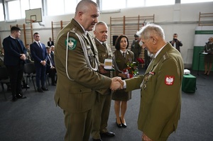 Komendant CSSG wręcza Kombatantowi medal KOP 