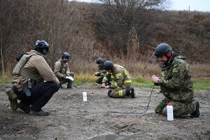 Instruktorzy i słuchacze podczas zajęć praktycznych 