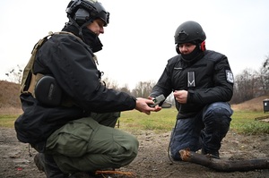 Instruktor wraz ze słuchaczem podczas zajęć praktycznych na poligonie 