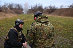 Instruktor wraz ze słuchaczem szkolenia pirotechnicznego podczas zajęć w trerenie 