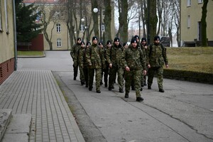 Funkcjonariusze zmierzający na zajęcia 