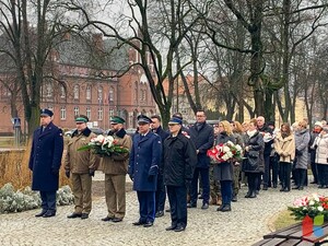 Złożenie kwiatów w trakcie uroczystości 