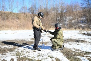 Instruktor i słuchacz podczas zajęć poligonowch 