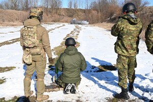 Słuchacze i instruktor podczas detonacji ładunku - szkolenie 