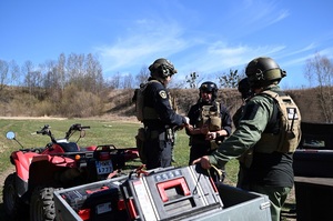Instruktorzy podczas zajęć na poligonie 