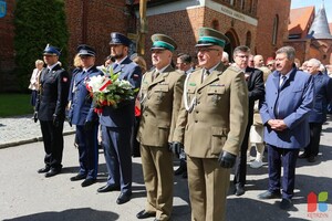 Uczestnicy uroczystości przy Bazylice 