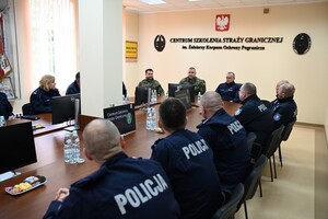 Komendant CSSG wita gości 