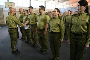 Komendant Pododdziałów Szkolnych wręcza wyróżnienia słuchaczom szkolenia oficerskiego 