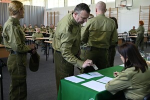 Przyszli oficerowie przed egzaminem 