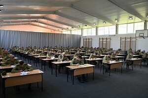 Słuchacze kursu oficerskiego podczas egaminu pisemnego 