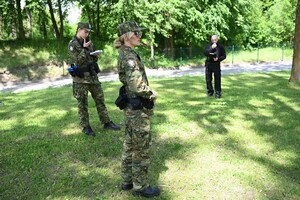 Egzaminator i kursantki podczas egzaminu praktycznego 