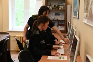 Wykładowca i słuchacze podczas zajęć 