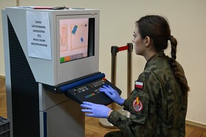 Słuchacz podczas ćwiczeń na urządzeniu rentgenowskim 