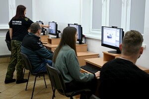 Wykładowca i słuchacze podczas zajęć 
