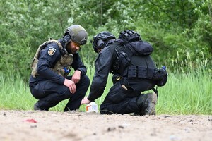 Wykładowca oraz słuchacz podczas zajęć praktycznych 