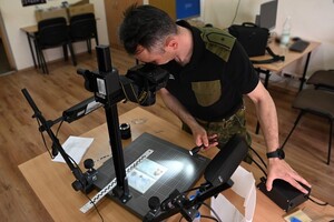 Słuchacz podczas zajęć praktycznych z fotografii 
