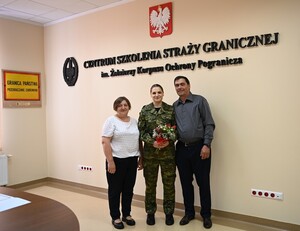 Zdjęcie funkcjonariuszki z rodziną 