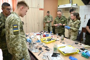Zajęcia w sali techników kryminalistyki 