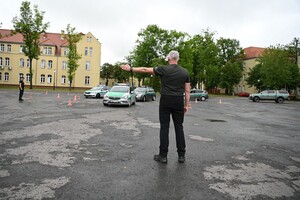 Instruktorzy i słuchacze podczas ćwiczeń 