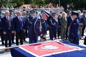 Wbicie gwoździ w drzewiec Sztandaru 